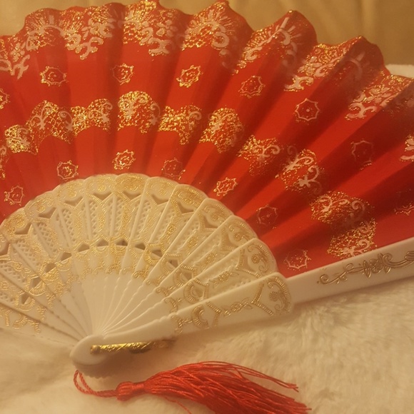 Beautifully Laced Silk Hand Fan Floral - Picture 2 of 4